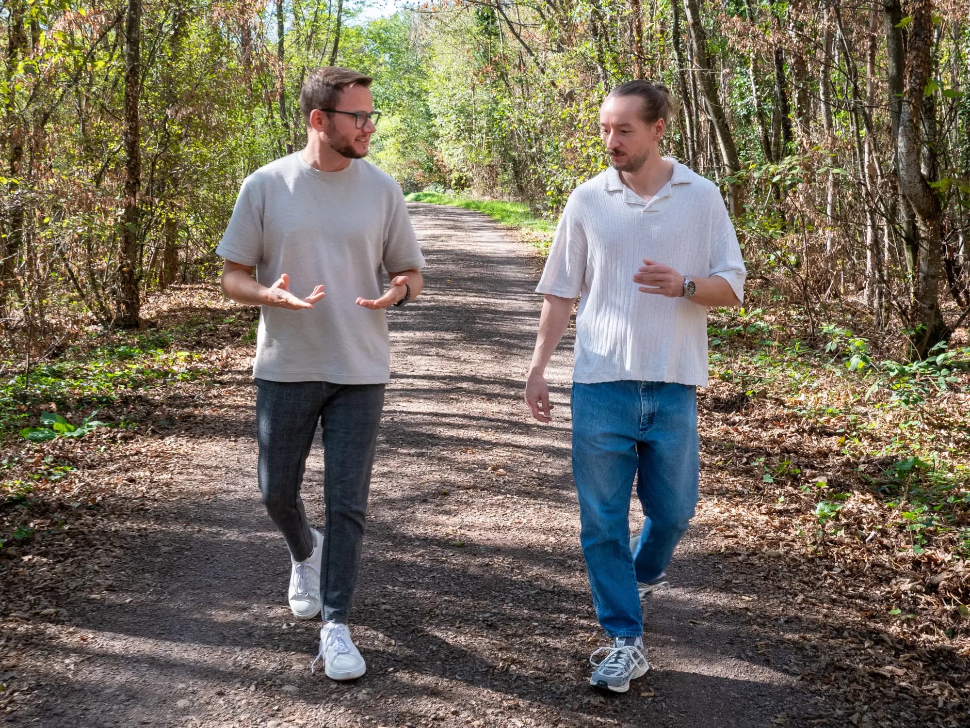 David Thien (links) und Artur Schäfer im Gespräch auf einem Waldweg